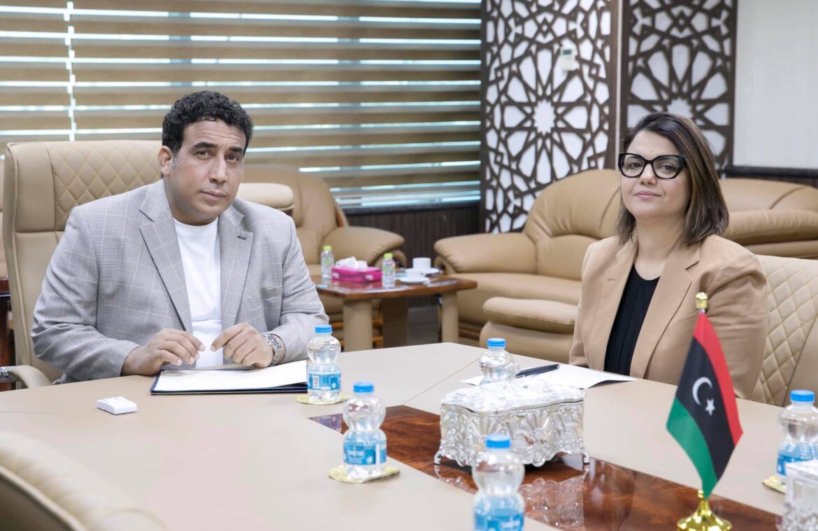 المنفي والمنقوش