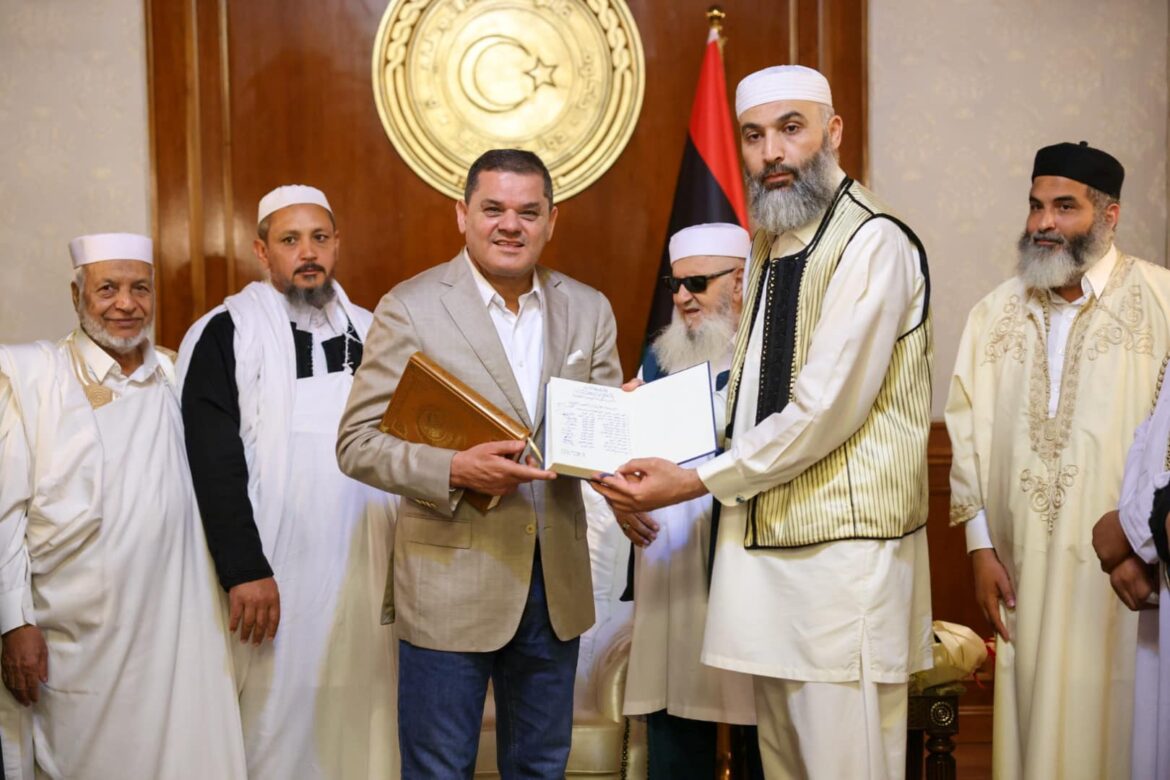 الدبيبة يتسلم نسخة من مصحف الأوقاف الليبية