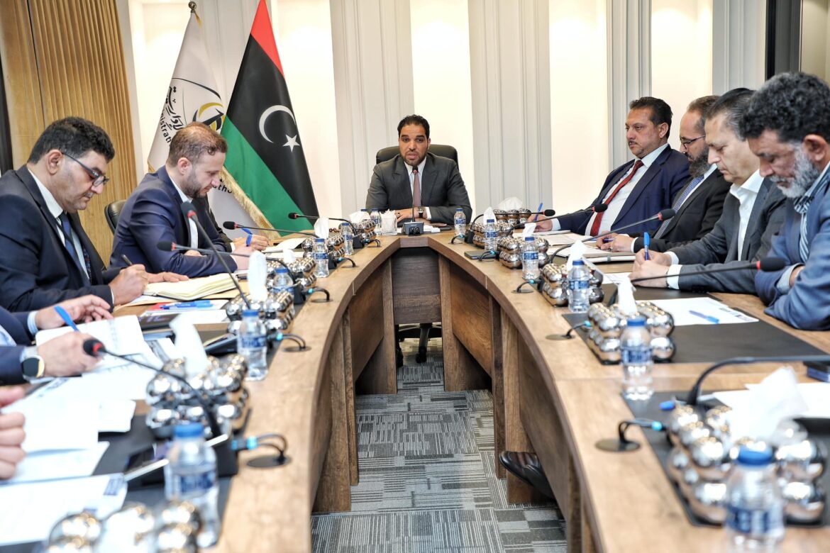 قادربوه يبحث أسباب تأخر صرف مرتبات موظفي القطاع العام لشهر أكتوبر مع المصرف الخارجي والمركزي ومؤسسة النفط