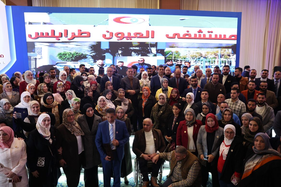 الدبيبة يكرم الكوادر الطبية بمستشفى العيون طرابلس