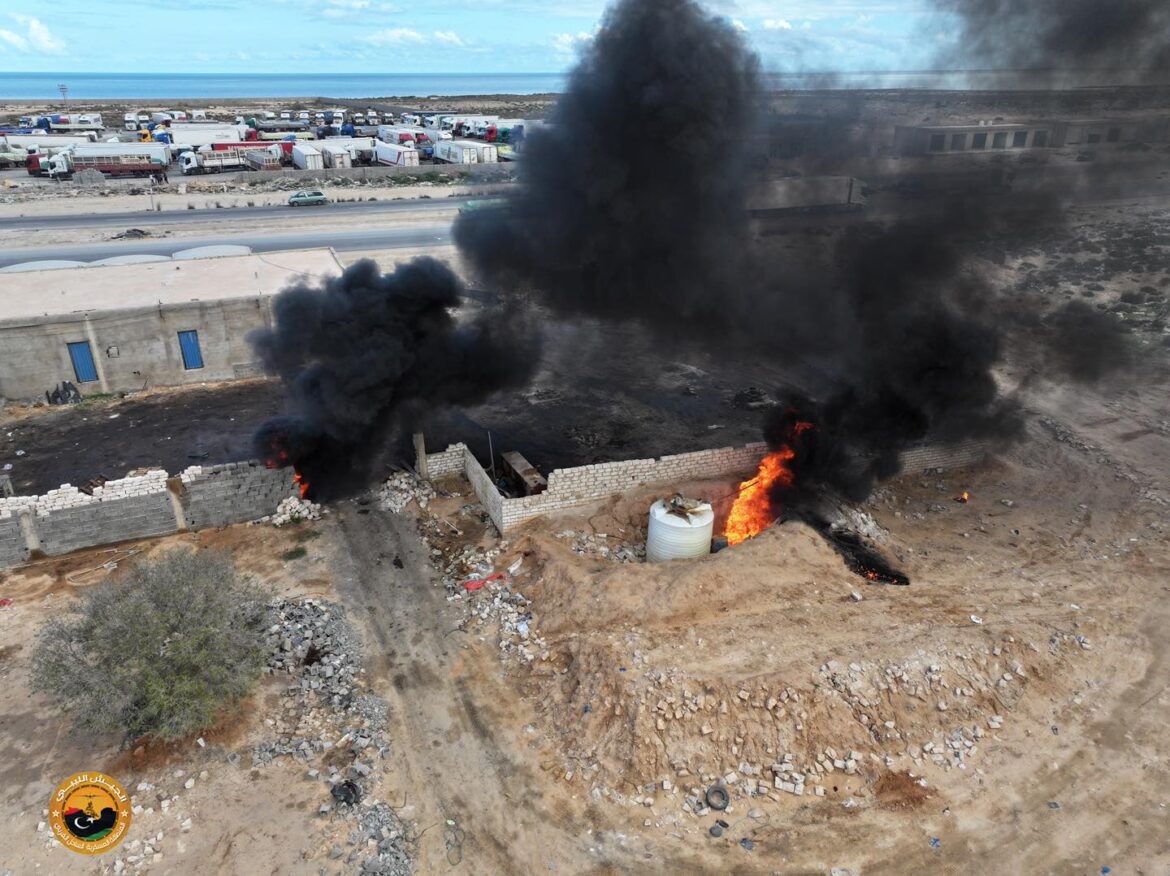 المنطقة العسكرية الساحل الغربي تشن حملة مداهمات ضد مستودعات تهريب الوقود في منطقة أبوكماش - زوارة