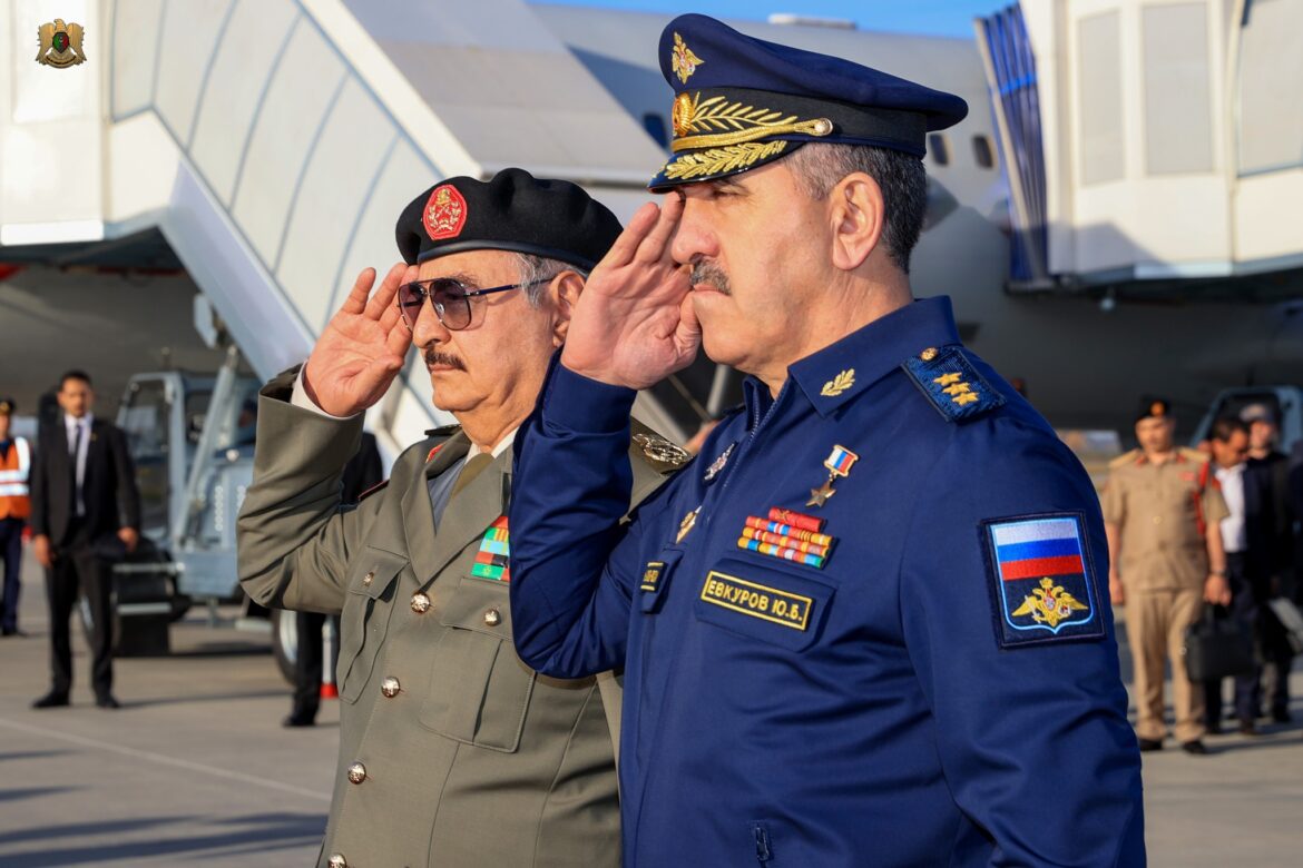 استراتيجية روسية جديدة لإرسال أسلحة ومعدات عسكرية إلى حفتر