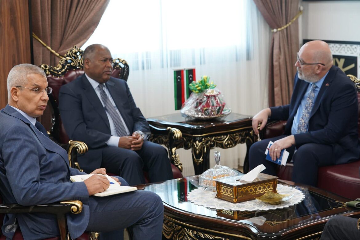 وزير المالية يبحث مع سفير بريطانيا تطوير العمل المالي وتنفيذ إصلاحات تعزز الشفافية والمساءلة