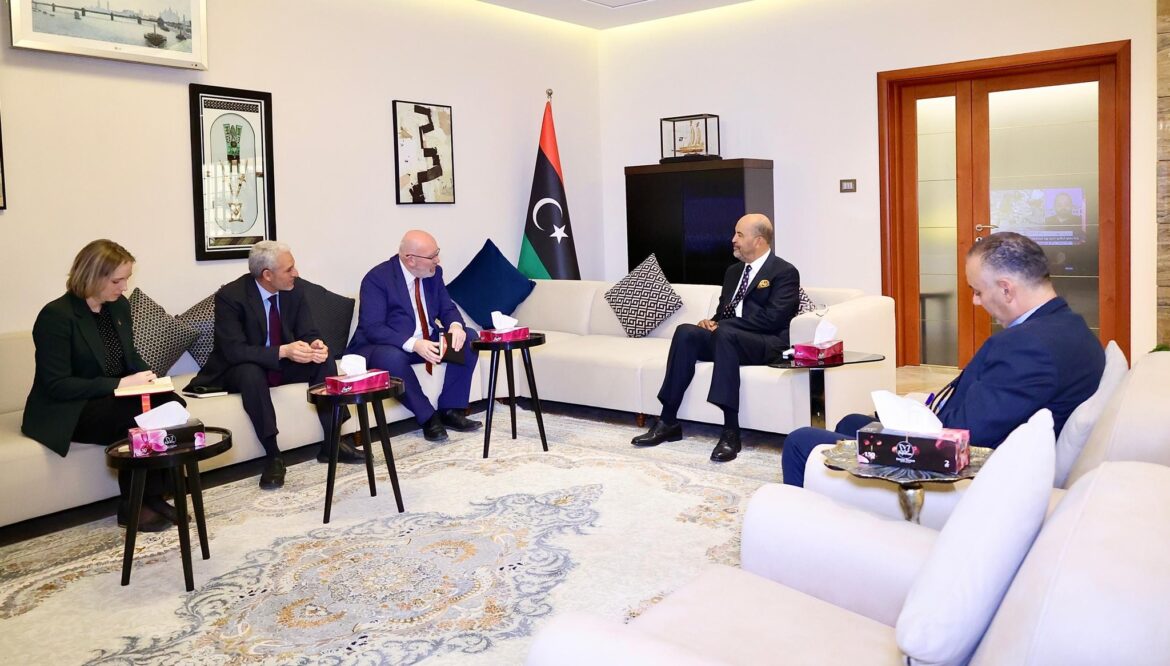 الكوني يؤكد للسفير البريطاني ضرورة العمل بنظام الأقاليم الثلاثة لتحقيق الاستقرار في ليبيا