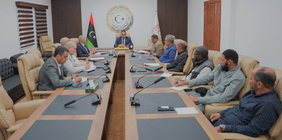 وزير العمل يبحث مع وزارة الخارجية ومصلحة الجوازات تنظيم دخول العمالة الأجنبية إلى ليبيا