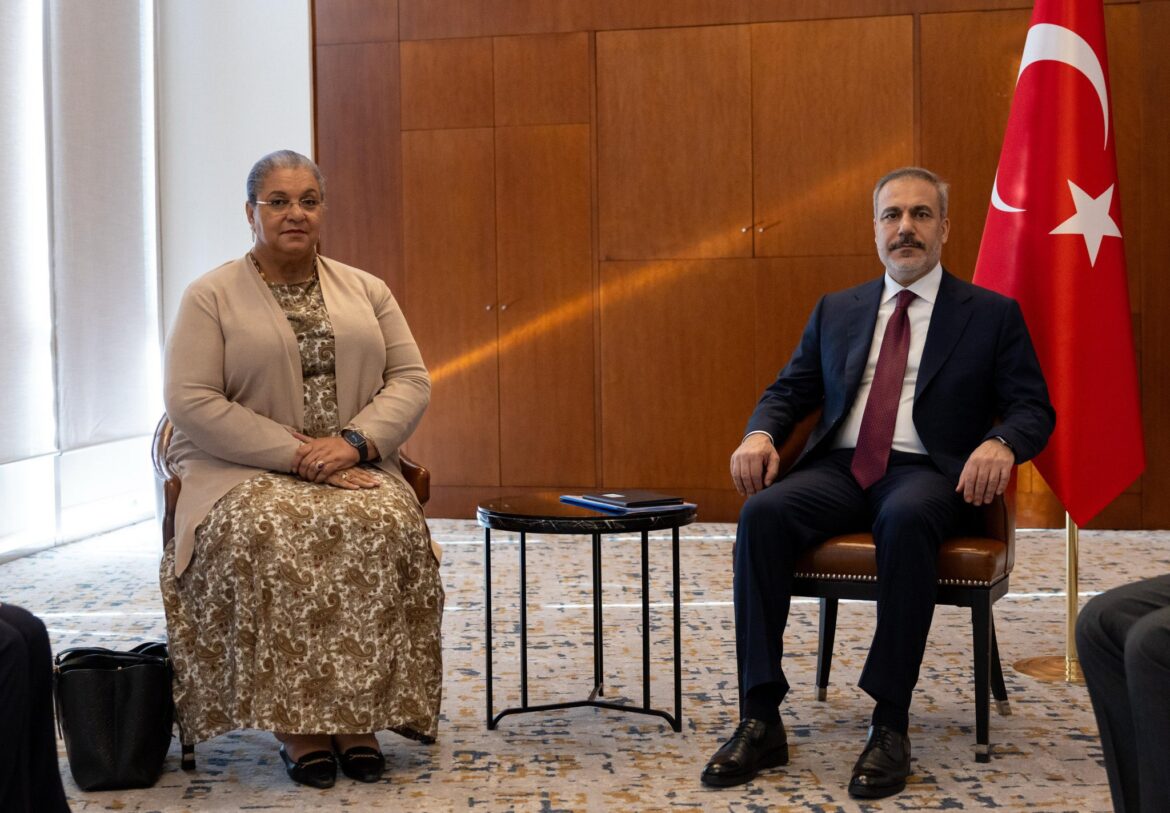 تيتيه تبحث مع وزير الخارجية التركي التطورات الإقليمية وتأثيرها على ليبيا